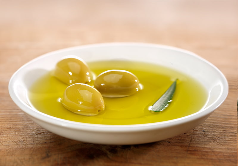 روغن زیتون طارم رودبار حاصل باغ های سرسبز گیلان